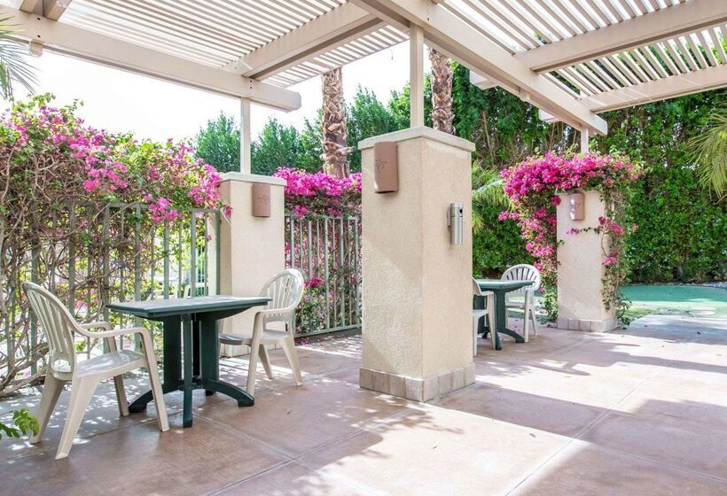 Отель Comfort Suites Palm Desert I10