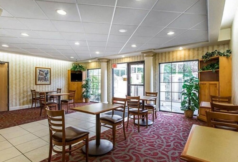 Отель Comfort Suites Palm Desert I10