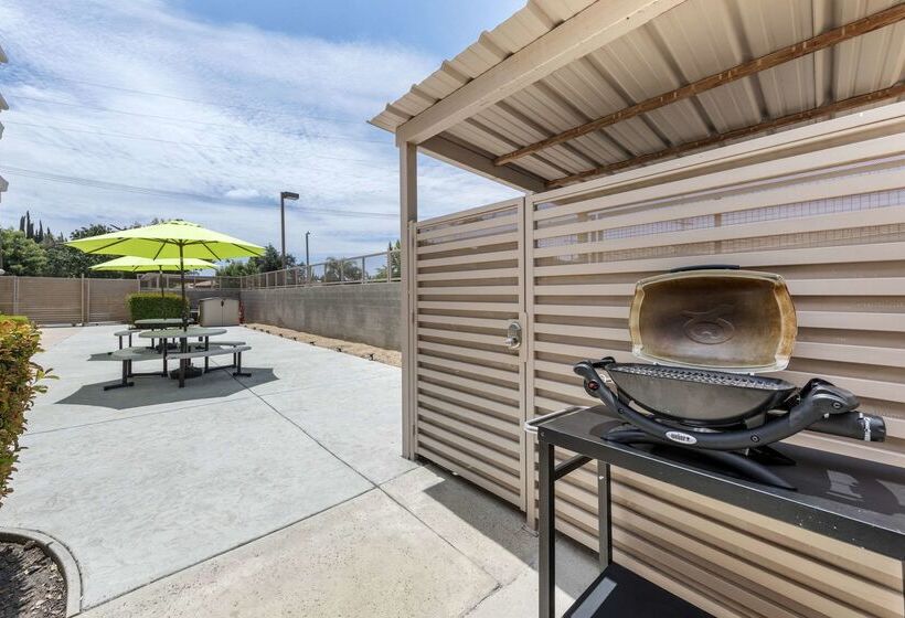 Отель Comfort Suites