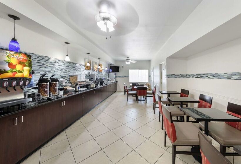 Отель Comfort Suites