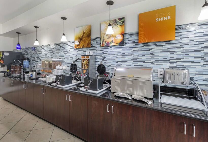 Отель Comfort Suites