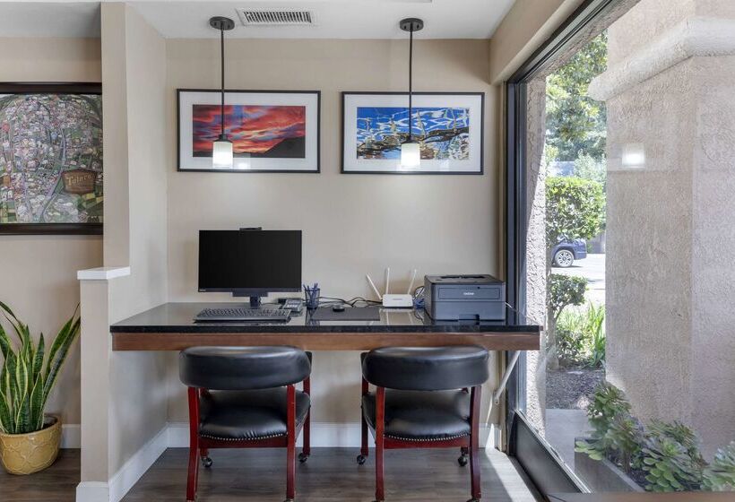 Отель Comfort Suites