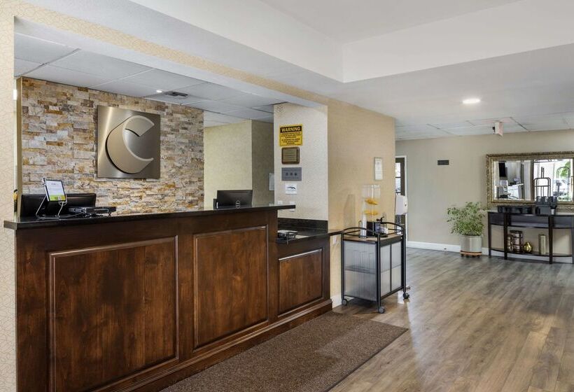 Отель Comfort Suites