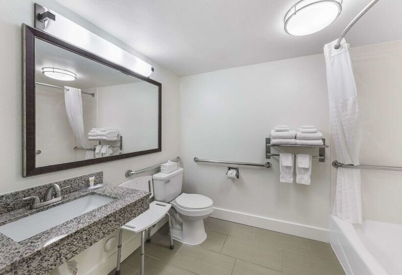 Отель Comfort Suites