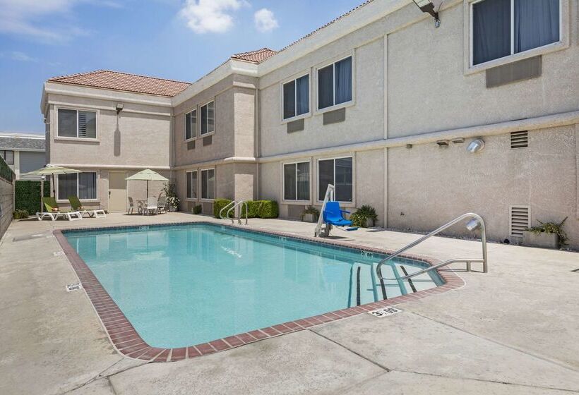 Отель Comfort Suites