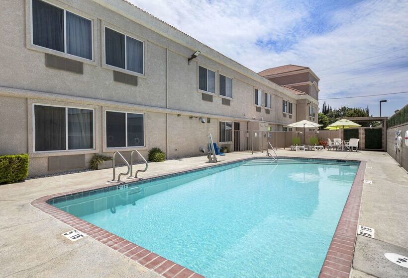 Отель Comfort Suites