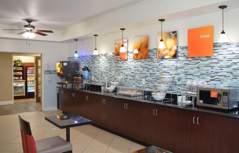 Отель Comfort Suites