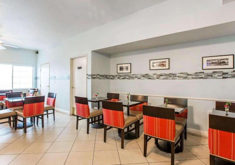 Отель Comfort Suites