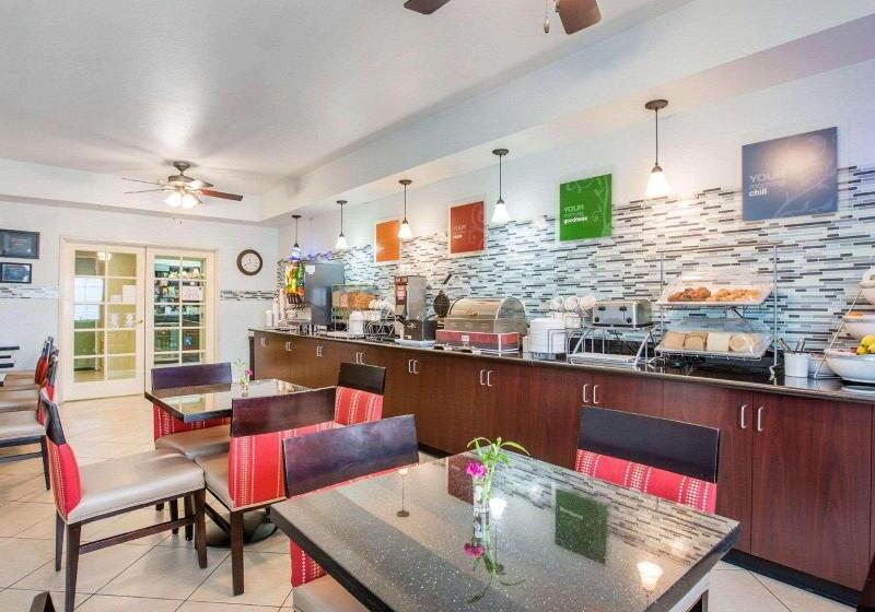 Отель Comfort Suites