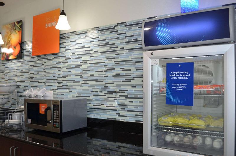 Отель Comfort Suites