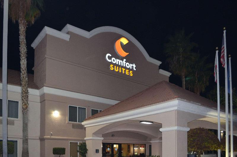 Отель Comfort Suites