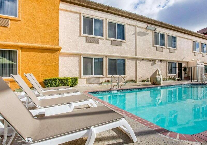 Отель Comfort Suites