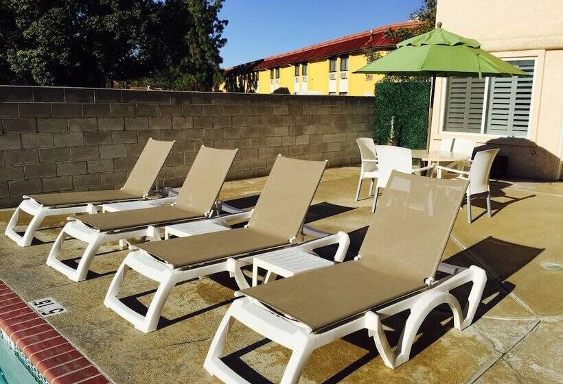 Отель Comfort Suites