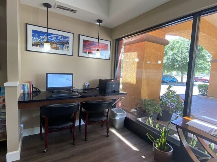 Отель Comfort Suites