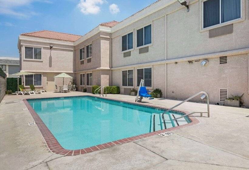 Отель Comfort Suites