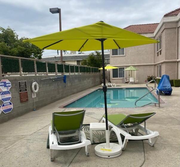 Отель Comfort Suites