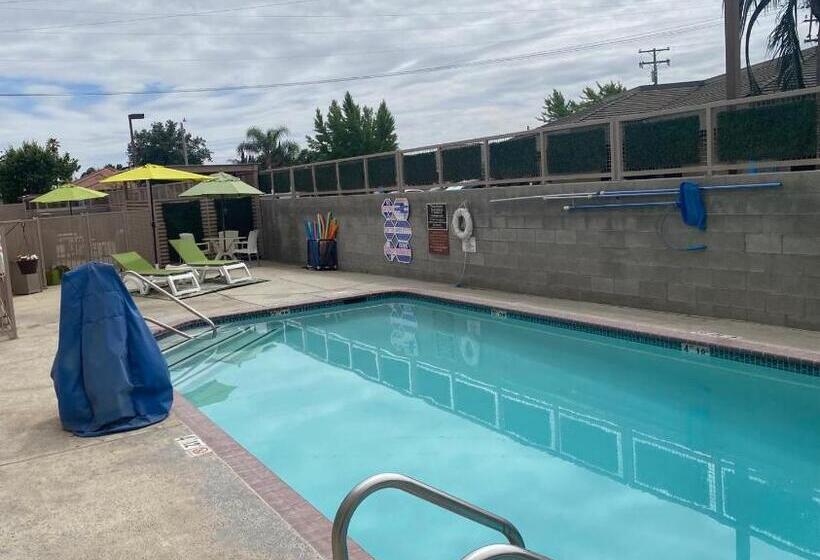 Отель Comfort Suites