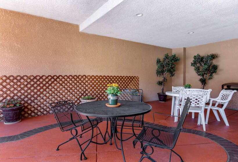 فندق Comfort Suites Visalia  Convention Center