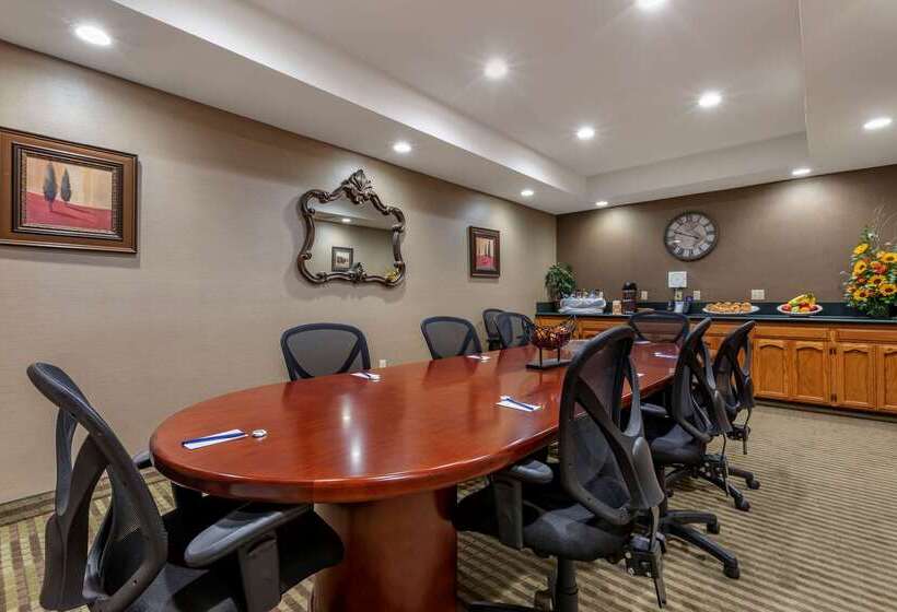 فندق Comfort Suites Visalia  Convention Center