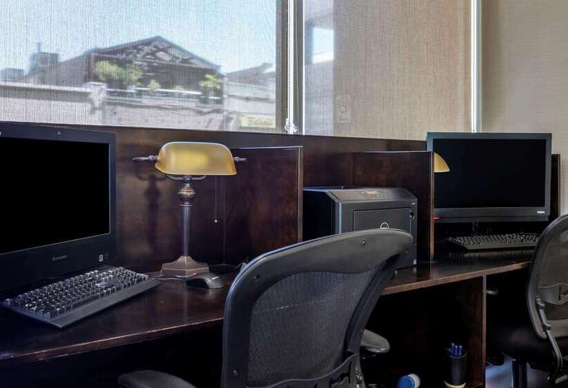 فندق Comfort Suites Visalia  Convention Center