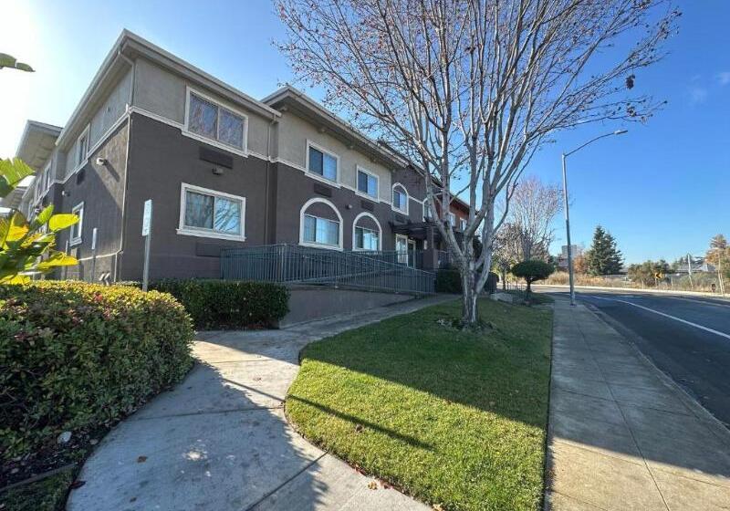 Отель Holiday Inn Express & Suites Mountain View, An Ihg