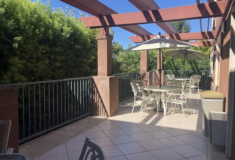 Отель Holiday Inn Express & Suites Mountain View, An Ihg