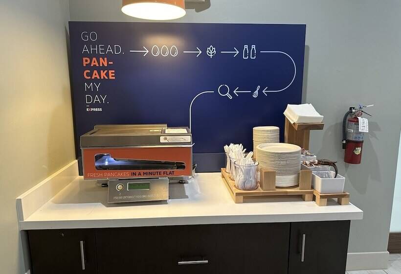 Отель Holiday Inn Express & Suites Mountain View, An Ihg