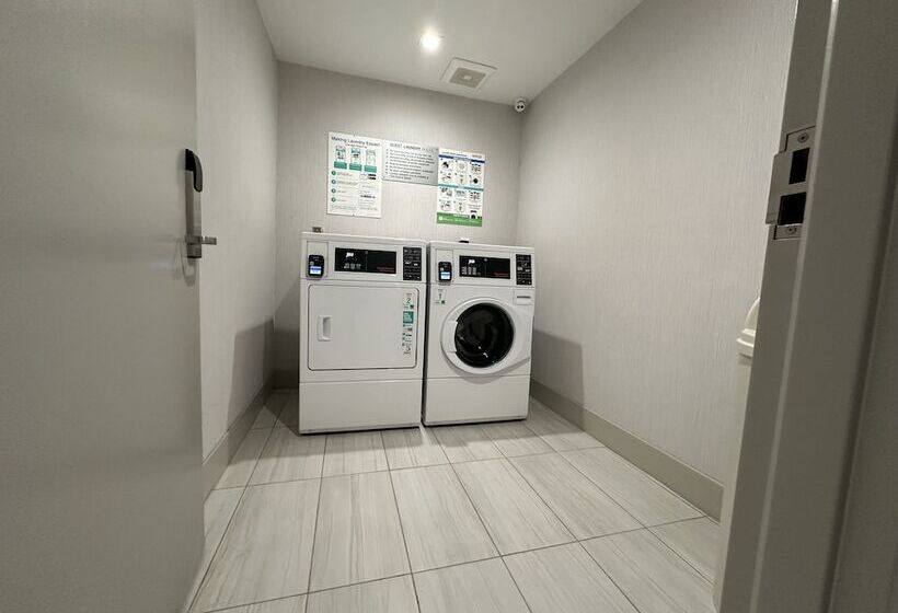 Отель Holiday Inn Express & Suites Mountain View, An Ihg