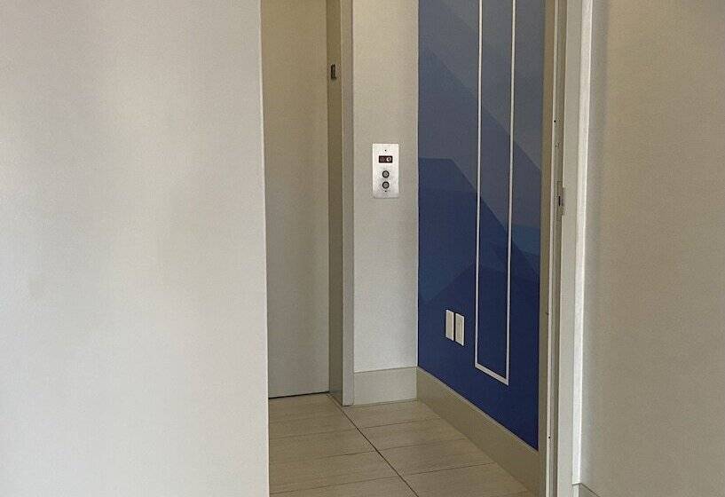 Отель Holiday Inn Express & Suites Mountain View, An Ihg