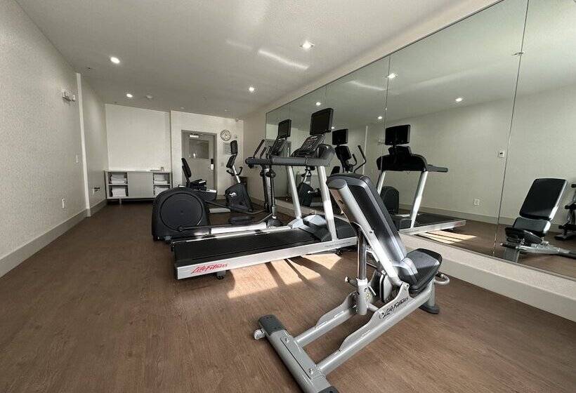 Отель Holiday Inn Express & Suites Mountain View, An Ihg