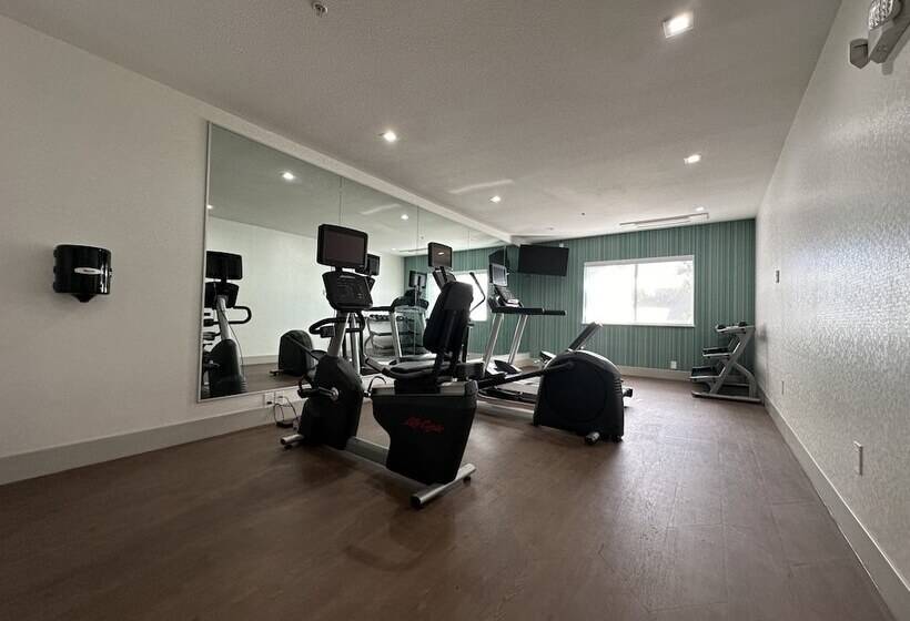 Отель Holiday Inn Express & Suites Mountain View, An Ihg