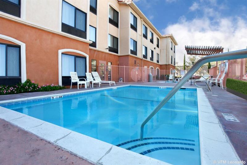 فندق Holiday Inn Express & Suites Lake Forest By Ihg