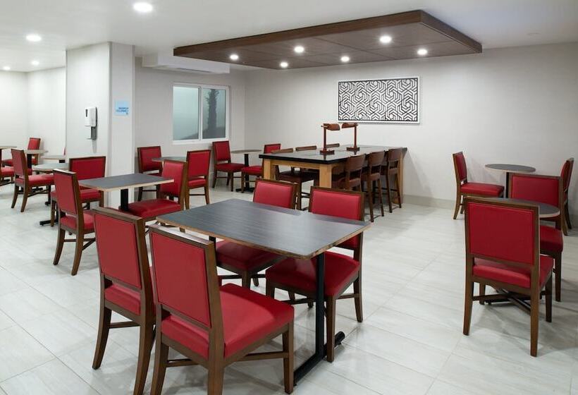 בית מלון כפרי Holiday Inn Express   Santa Rosa North, An Ihg