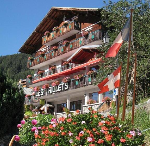 Отель Hôtel Les Triolets