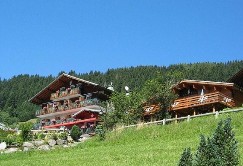 Отель Hôtel Les Triolets