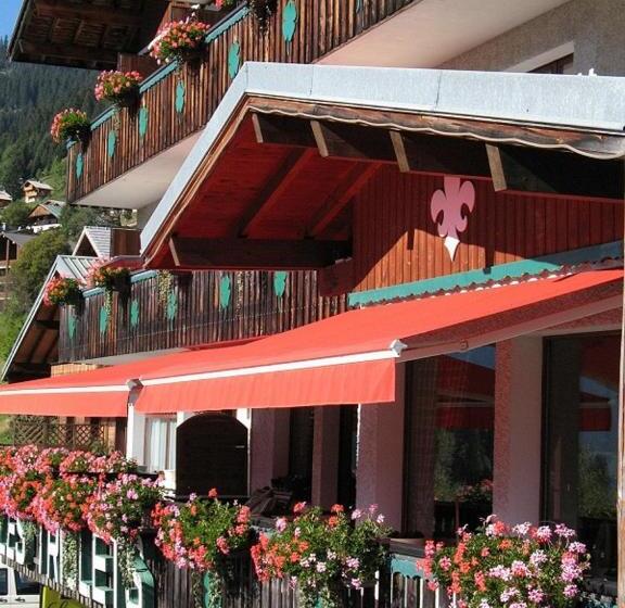 Отель Hôtel Les Triolets