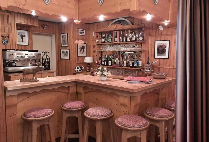 Отель Hôtel Les Triolets