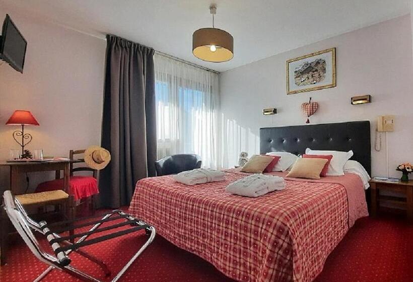 Отель Hôtel Les Triolets