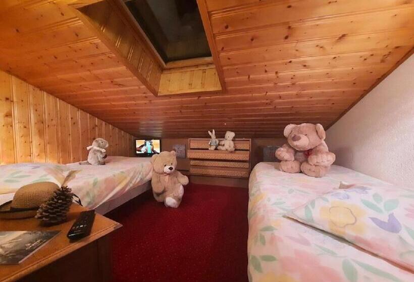 Отель Hôtel Les Triolets