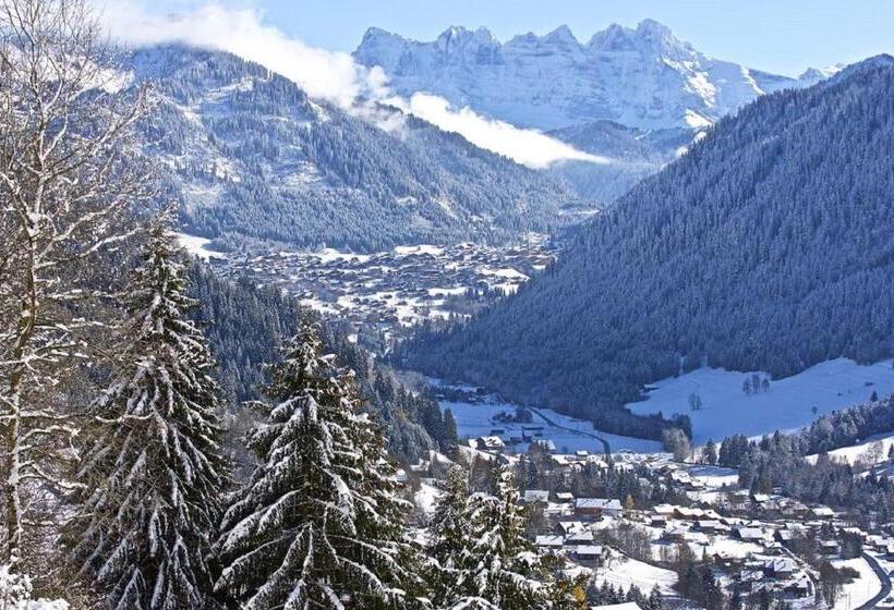 Отель Hôtel Les Triolets