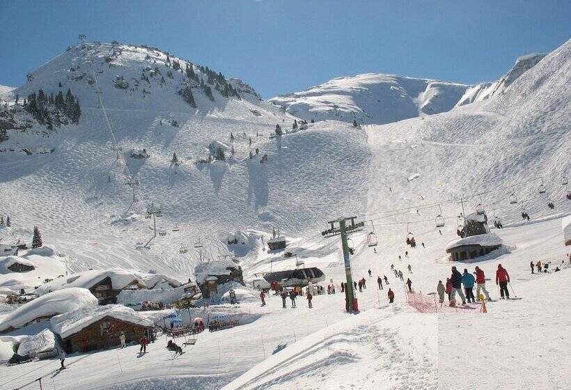 Отель Hôtel Les Triolets