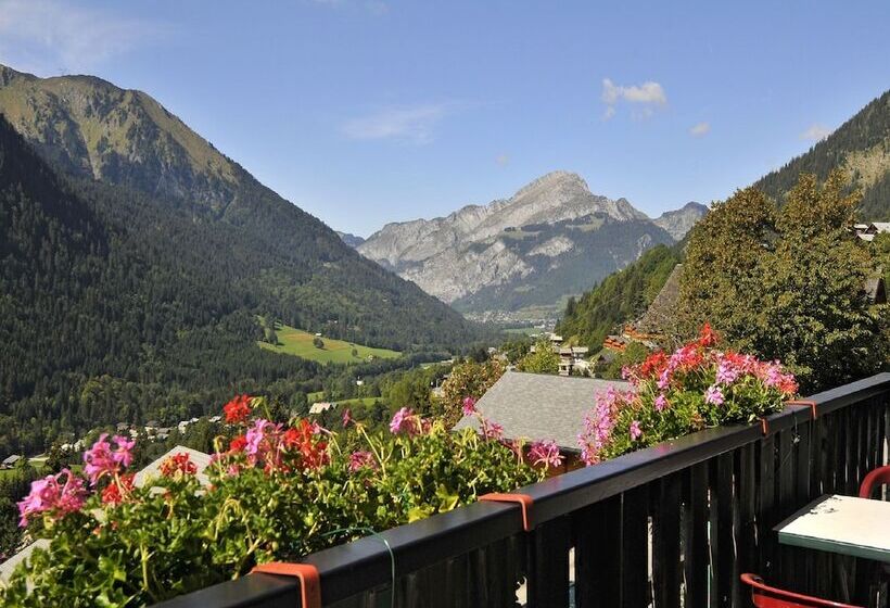 Отель Hôtel Les Triolets