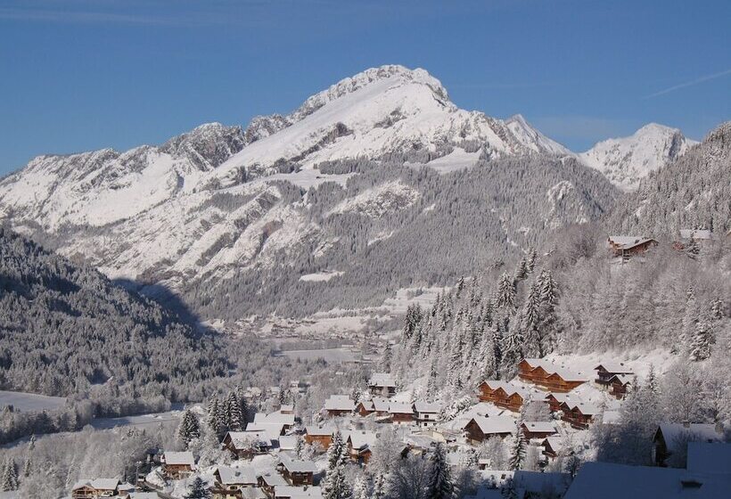 Отель Hôtel Les Triolets