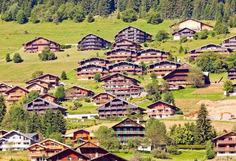 Отель Hôtel Les Triolets