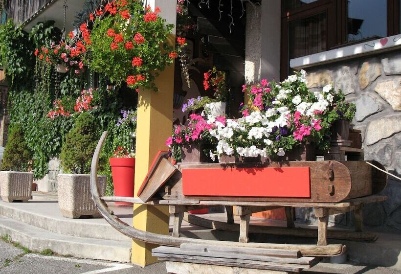 Отель Hôtel Les Triolets