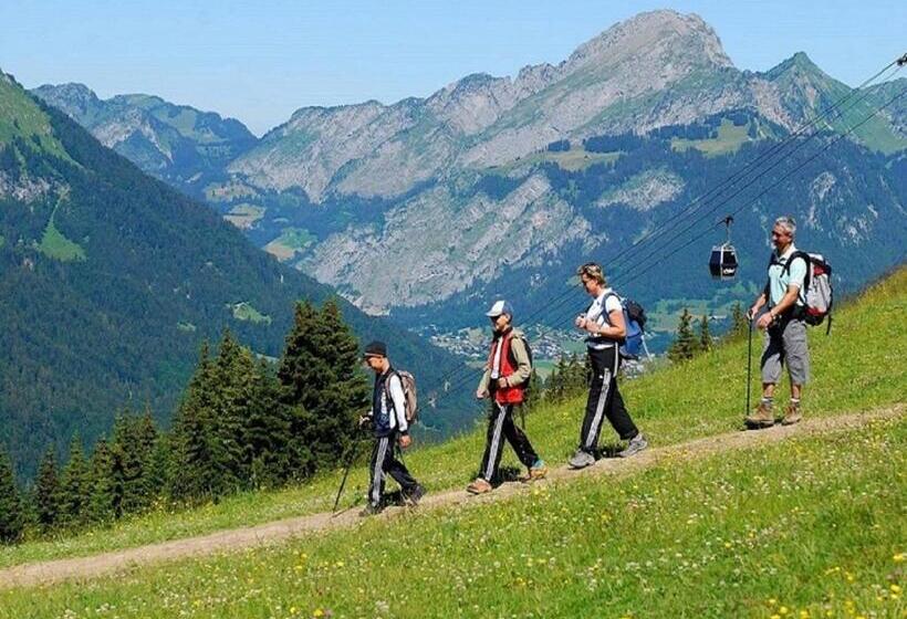 Отель Hôtel Les Triolets