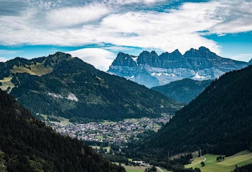 Отель Hôtel Les Triolets