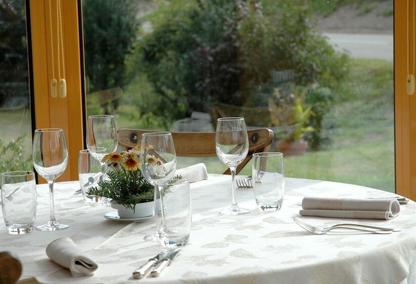 ホテル Logis Hôtel Restaurant La Rochette