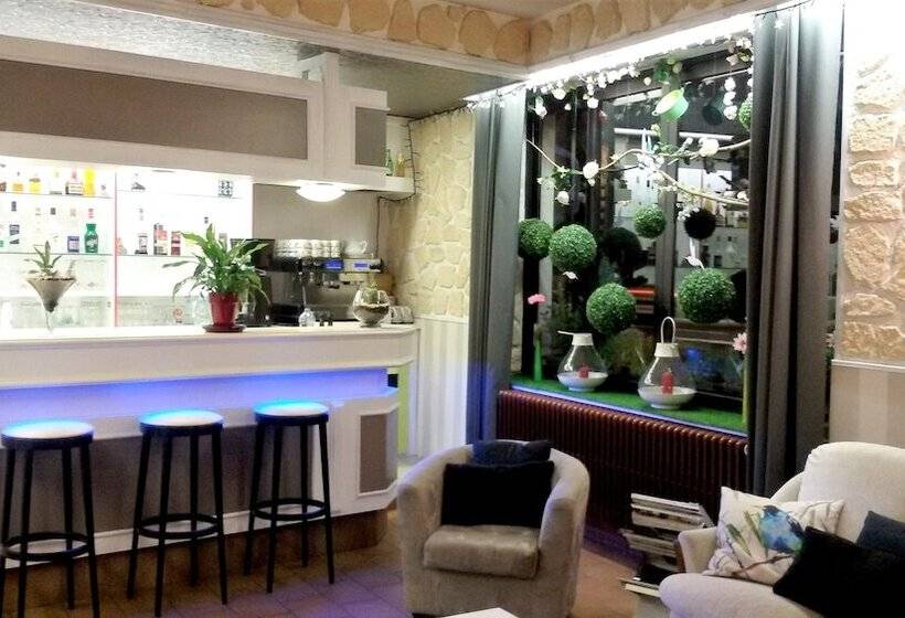 Отель Le Merle Blanc Hôtel Logis