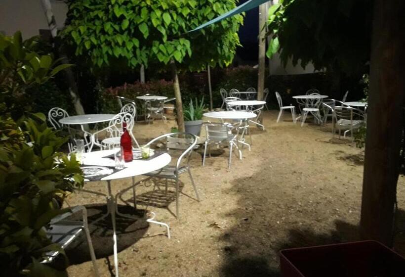 Отель Le Merle Blanc Hôtel Logis